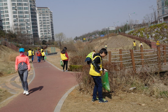 아파트 주변 공원과 베르네천의 깨끗한 환경을 가꾸고자 주민들이 앞장서고 있다.