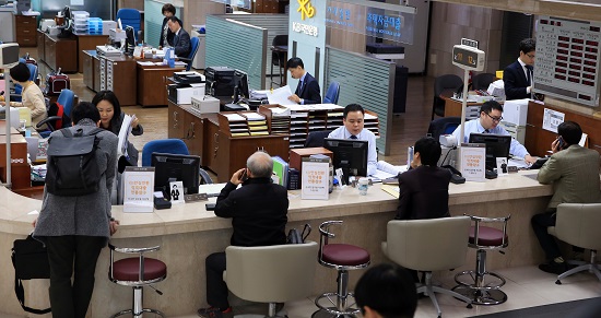 연 2%중반대의 안심전환대출에 약 35만명의 신청자가 몰리며 가계대출 건전성에 대한 국민들의 관심을 보여줬다. KB국민은행 여의도영업부 안심전환대출 전용 창구에서 고객들이 대출 신청 및 상담을 하고 있는 모습.(사진=저작권자 (c) 연합뉴스. 무단전재-재배포금지)