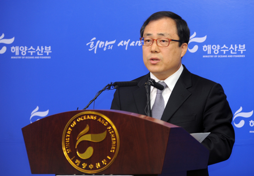 해양수산부 전기정 해운물류국장이 6일 오전 정부세종청사 해수부 기자실에서 ‘연안 여객선 안전관리 개선현황’ 브리핑을 통해 세월호 사고 이후 달라진 여객선 안전관리 현황에 대해 설명하고 있다.(사진=저작권자 (c) 연합뉴스. 무단전재-재배포금지)