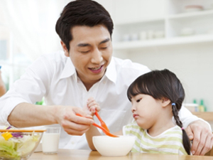 아침밥을 먹이는 모습