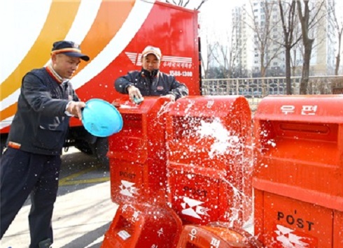지난 3월 30일 전국 각지에 우체통 정비 사업이 진행됐다.(제공=우정사업본부 페이스북)