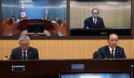 황우여 부총리 겸 교육부 장관이 20일 정부세종청사 법제처 영상회의장에서 열린 사회관계장관회의에서 모두 발언을 하고 있다.(사진=저작권자(c)연합뉴스.무단전재-재배포금지) 