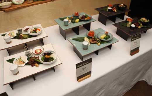 26일 서울 중구 동호로에 위치한 밀라노엑스포 한국관 한식 레스토랑 운영업체인 CJ푸드빌(주)의 본사에서 ‘2015 밀라노엑스포’ 한국관 내 한식 레스토랑에서 선보일 한식 테마 메뉴 시식회가 열렸다. 이날 한국관 주제인 ‘한식, 미래를 향한 제안: 음식이 곧 생명이다’를 구현하기 위하여, ‘조화(Harmony)’, ‘치유(Healing)’, ‘장수(Health)’ 3가지 테마 아래 총 6가지 특별 메뉴가 전시되고 있다.