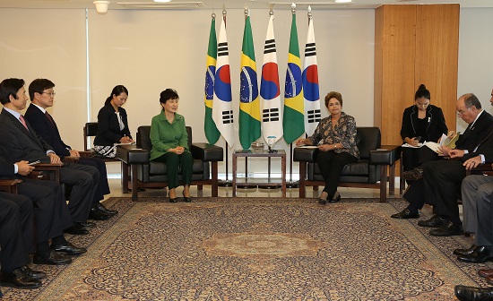 박근혜 대통령과 지우마 후세피 대통령이 24일 브라질 브라질리아 대통령궁에서 양국 장관 등이 배석한 가운데 정상회담을 하고 있다.(사진=저작권자(c)연합뉴스.무단전재-재배포금지)