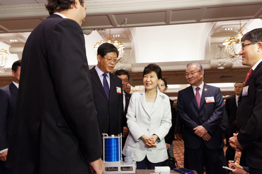 박근혜 대통령이 20일 오후(현지시각) 페루 리마 쉐라톤호텔에서 열린 한-페루 비즈니스 포럼에 참석, 상담회장을 찾아 부강테크BKT의 관계자들과 대화하고 있다. (사진=청와대)