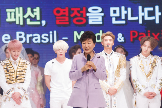 박근혜 대통령이 25일 오후(현지시간) 브라질 상파울루 한 호텔에서 열린 K팝과 함께하는 한·브라질 패션쇼에서 샤이니와 에프엑스 등 출연진을 격려한 뒤 축사를 하고 있다.