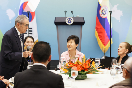 박근혜 대통령이 18일 오후(현지시각) 콜롬비아 보고타 시내 한 호텔에서 열린 한국전 참전용사 가족초청 간담회에 참석하고 있다.