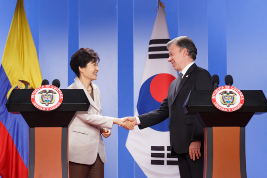 박근혜 대통령과 후안 마누엘 산토스 콜롬비아 대통령이 17일 오후(현지시간) 콜롬비아 보코타 대통령궁에서 공동기자회견 후 악수를 하고 있다.