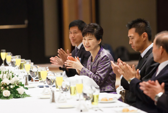박근혜 대통령이 19일 오후(현지시간) 페루 리마 한 호텔에서 열린 동포 만찬 간담회에 참석하고 있다.