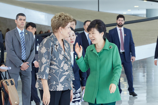 박근혜 대통령과 지우마 호세프 대통령이 24일 오후(현지시간) 브라질 브라질리아 대통령궁에서 이동하며 이야기를 나누고 있다.