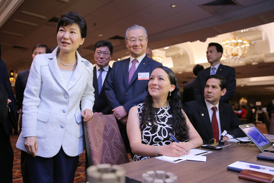 박근혜 대통령이 20일 오후(현지시간) 페루 리마 쉐라톤 호텔에서 열린 한·페루 비즈니스 파트너십 상담회장을 방문, 양국 경제인들을 격려하고 있다. (사진=저작권자 (c) 연합뉴스. 무단전재-재배포금지) 