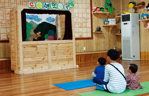 (사)섬진강도깨비마을에서 아이들이 인형극 ‘호랑이는 내가 맛있대’를 관람했다.