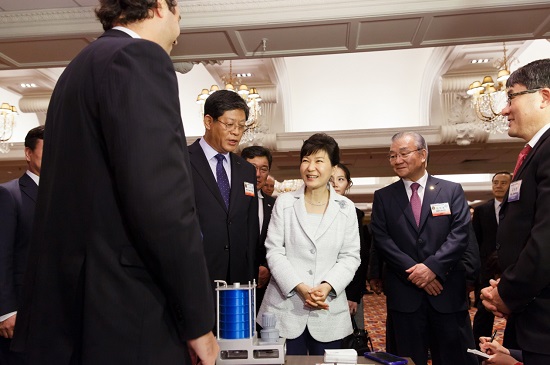 박근혜 대통령이 20일 오후(현지시각) 페루 리마 쉐라톤호텔에서 열린 한-페루 비즈니스 포럼에 참석, 상담회장을 찾아 부강테크BKT의 관계자들과 대화하고 있다.(사진제공=청와대)