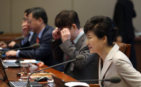 박근혜 대통령이 4일 오전 청와대에서 열린 수석비서관회의에 참석, 참석자들과 인사하고 있다. (사진=저작권자(c)연합뉴스.무단전재-재배포금지) 