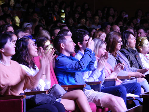 쉽게 접할 수 없는 다양한 한국 공연에 즐거워하는 유학생들