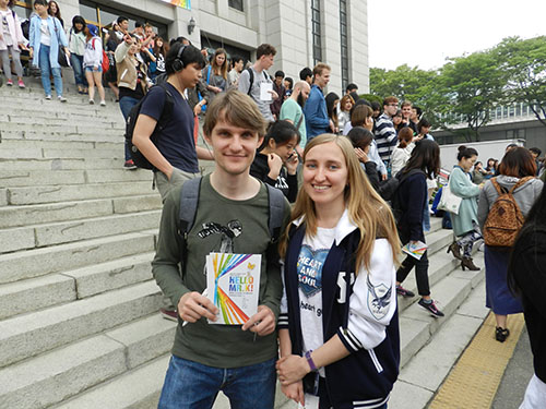 러시아에서 온 이리나 씨와 슬라바 씨. 한국 드라마를 많이 본다는 둘은 한국음악과 한국음식 등 다양한 분야에 관심을 보였다.