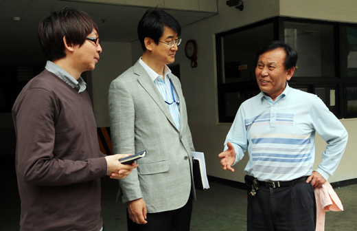 아파트 관리인 김용기씨(오른쪽)가 담장주변이 보수공사를 통해 안전해졌다며 활짝 웃었다.