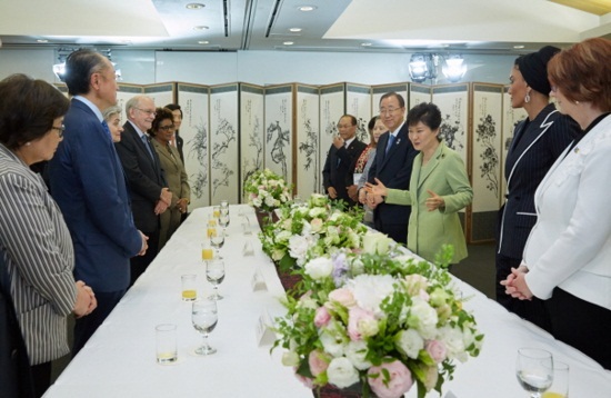 포럼에 참석한 박근혜 대통령은 교육이 국제사회의 평화와 발전을 위한 밑거름이 될 것이라 밝혔다.