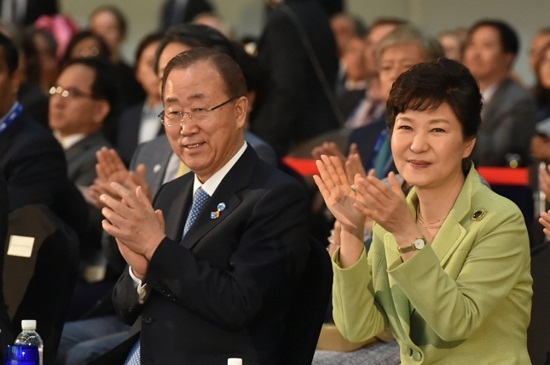 포럼에 참석한 반기문 UN사무총장과 박근혜 대통령.