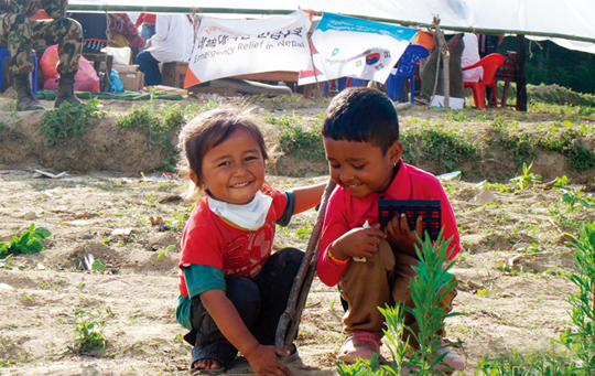 더 프라미스가 지원하고 있는 네팔 다딩 마을의 어린아이들.(사진=더 프라미스, 메디피스, 어린이재단 합동지원팀)