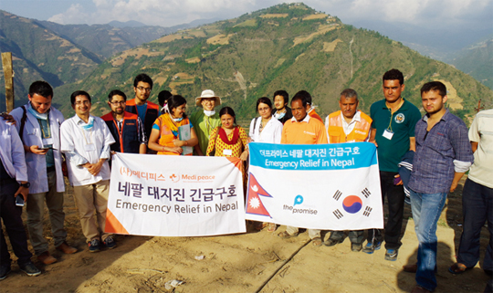 더 프라미스는 메디피스, 초록우산 어린이재단과 합동으로 구호지원팀을 꾸려 네팔 지진 현장 복구 활동을 지원했다.