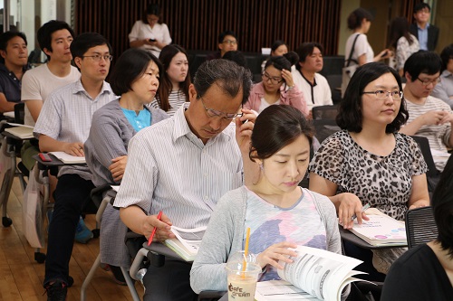 강연의 열기가 매우 뜨겁다.