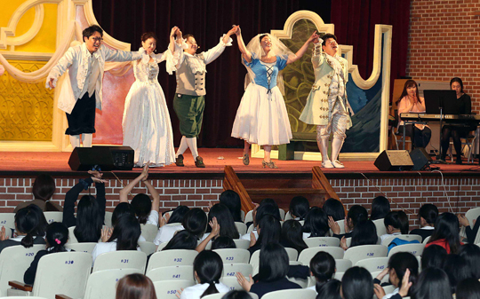 27일 5월 문화가 있는 날을 맞아 국립오페라단이 서울 배화여자중학교에서 ‘피가로의 결혼’ 공연을 펼치고 있다. 