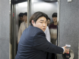 엘리베이터 타려는 남자