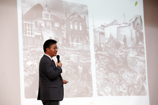 홍용표 통일부 장관이  6.25 전쟁으로 폐허가 된 광화문 주변 사진과 2010년 연평도 포격 사진을 흑백으로 함께 학생들에게 보여주며 설명하고 있다. 