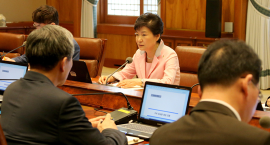 박근혜 대통령이 1일 청와대에서 열린 수석비서관회의를 주재하고 있다. (사진=저작권자(c)연합뉴스.무단전재-재배포금지)