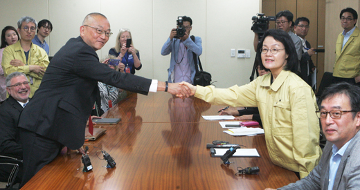 메르스 합동 조사를 위해 입국한 후쿠다 게이지 WHO 사무차장이 9일 오전 정부세종청사 보건복지부를 방문, 장옥주 보건복지부 차관과 악수하고 있다.
