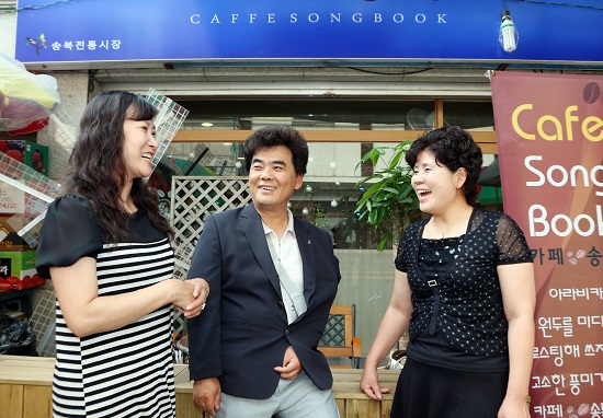 원철재 상인회장 등 송북전통시장 상인들이 시장 카페 앞에서 경기가 빨리 회복되기를 바라며 이야기를 나누고 있다.