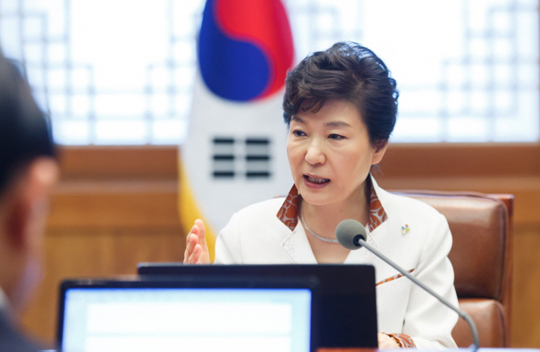 박근혜 대통령이 29일 오전 청와대에서 열린 대통령주재 수석비서관회의에서 모두발언하고 있다. (사진=청와대)