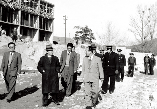 1958년 이승만 대통령(앞줄 가운데)이 우리나라 아파트의 효시가 된 서울 종암아파트 건설 현장을 건축주인 조성철 중앙산업주식회사 사장(오른쪽)의 안내를 받으며 둘러보고 있다.(사진=동아DB)