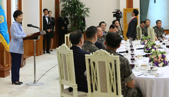박근혜 대통령이 30일 청와대에서 열린 전군 주요지휘관 격려오찬에서 모두발언하고 있다. (사진=저작권자 (c) 연합뉴스. 무단전재-재배포금지)