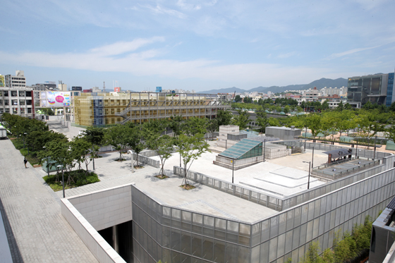 정식 개관을 두달 여 앞두고 막바지 점검에 한창인 국립아시아문화전당.