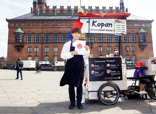 유학생 신분인 김희욱 씨는 덴마크 코펜하겐에서 호떡 장사를 시작했다.