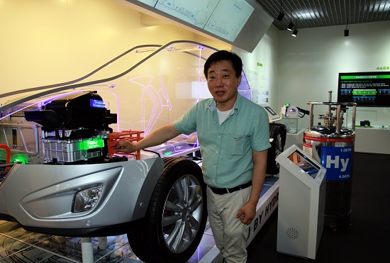 유해가스풀림방지 장치 개발업체인 쏠락의 김정남 대표가 수소연료전지차 모델 앞에서 자사의 제품을 설명하고 있다.