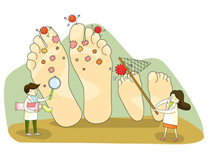 무좀 환자의 발을 치료하는 의사