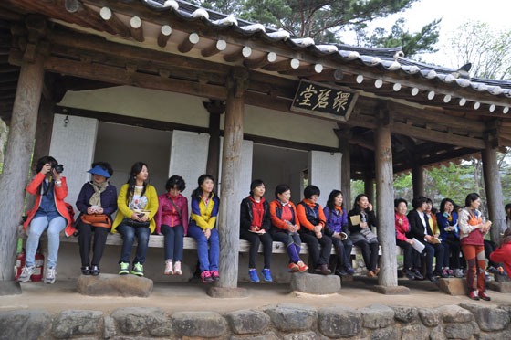 송강 정철의 생생 가사체험에 참가한 지역민들이 송강 유적지를 탐방하고 있다. 