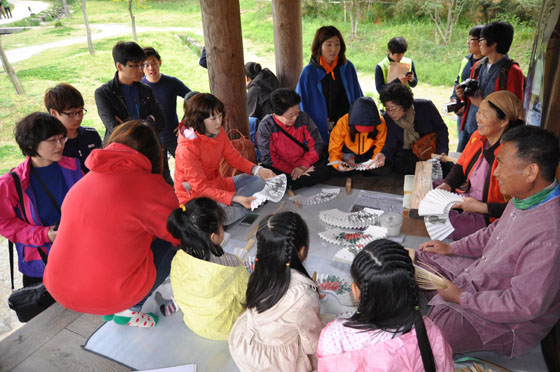 송강 정철의 생생 가사체험에 참가한 지역민들이 부채만들기 체험에 참여하고 있다.