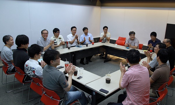 대구창조경제혁신센터 C-Lab 2기팀들이 서로 모여 아이디어 회의를 하고 있다. 