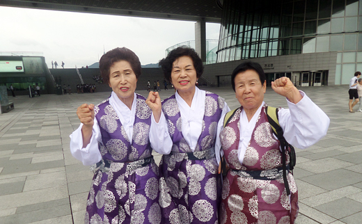 지난해 9월 서울 용산구 국립중앙박물관 극장 용에서 ‘2014 어르신문화대축제-나이 없는 날’ 행사가 열렸다. 이날 행사에 참가한 충북 증평군 어르신들이 ‘택견’을 외치고 있다.