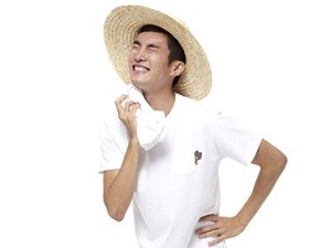 더워서 땀을 닦고 있는 남자