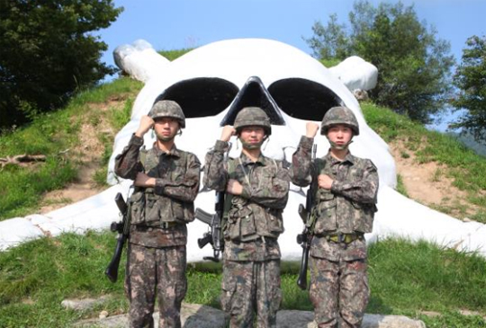 왼쪽측부터 육군 제3사단 이준, 조민수, 안동국 병장.