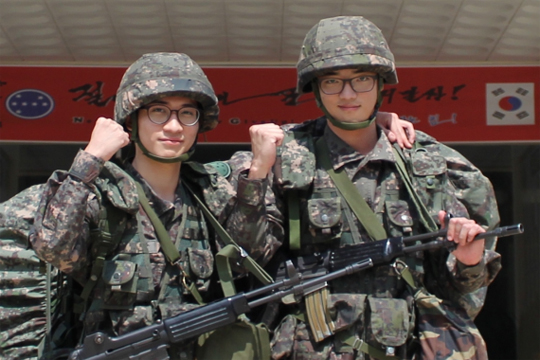 왼쪽부터 육군 제7사단 전문균, 주찬준 병장.