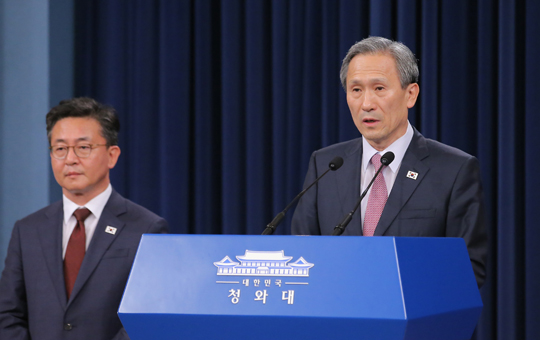 김관진 국가안보실장이 25일 오전 청와대에서 남북 공동합의문을 발표하고 있다. (사진=저작권자(c)연합뉴스.무단전재-재배포금지)
