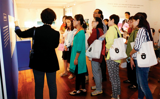 세종학당 한국어 교원들은 8월 24일 서울 용산구 국립한글박물관에서 한글 멋글씨를 체험하고, 한국 소설 속 한글 기획전시를 관람했다.