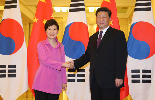 박근혜 대통령과 시진핑 중국 국가주석이 2일 베이징 인민대회당에서 열린 한·중 정상회담에서 악수하고 있다. (사진=저작권자(c)연합뉴스.무단전재-재배포 금지) 