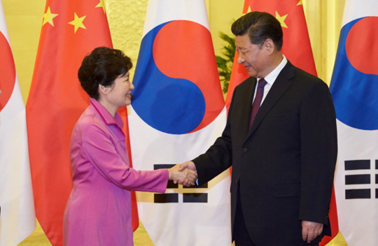 박근혜 대통령과 시진핑 중국 국가주석이 2일 오후 중국 베이징 인민대회당에서 한-중 정상회담을 위해 만나 악수하고 있다. (사진=청와대)